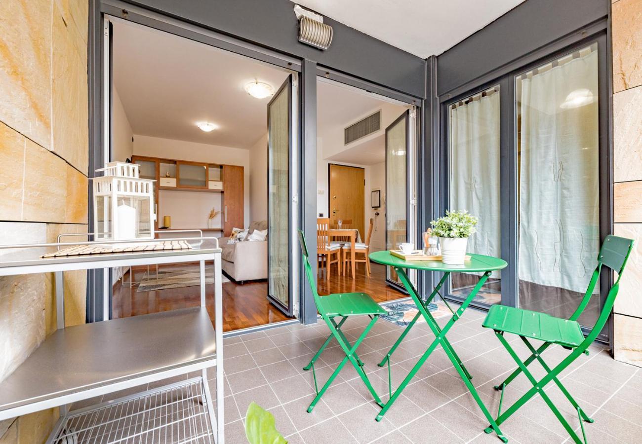 Arcimboldi's Terrace & Secure Parking Apartment *